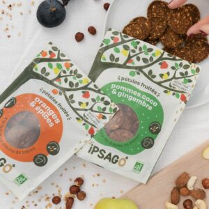 Apéro bio et engagé avec les biscuits anti-gaspi de la gamme Pétales fruitées d'iPSAGO, aux saveurs orange & épices, ainsi que pommes, coco & gingembre, fabriqués en Provence.